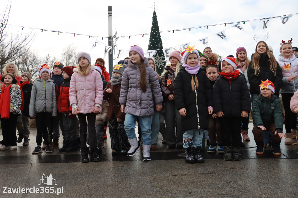 Fotorelacja: Wspólne kolędowanie uczniów i przedszkolaków w Zawierciu