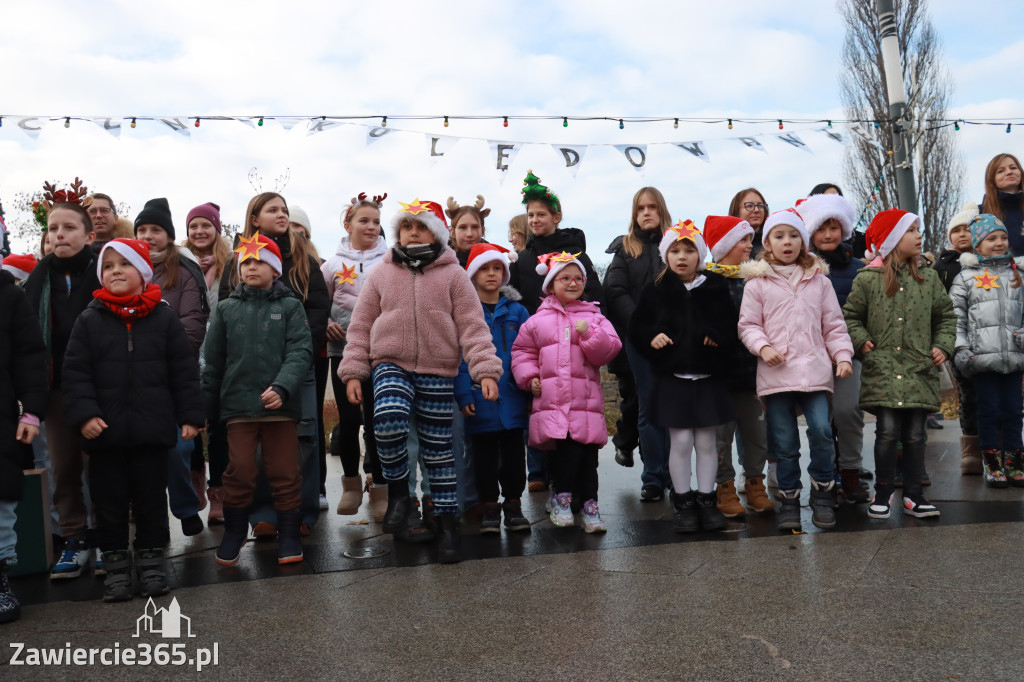 Fotorelacja: Wspólne kolędowanie uczniów i przedszkolaków w Zawierciu