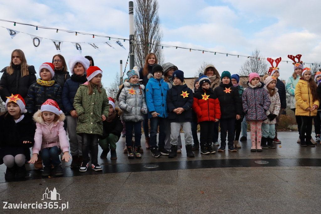 Fotorelacja: Wspólne kolędowanie uczniów i przedszkolaków w Zawierciu