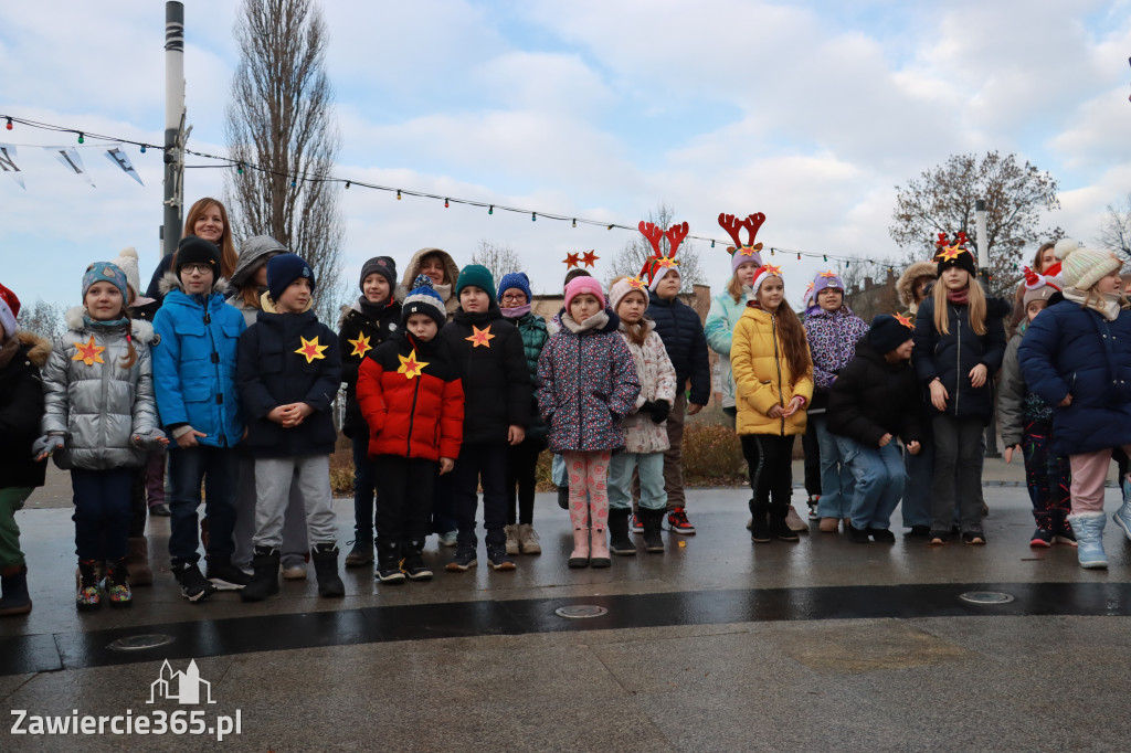 Fotorelacja: Wspólne kolędowanie uczniów i przedszkolaków w Zawierciu