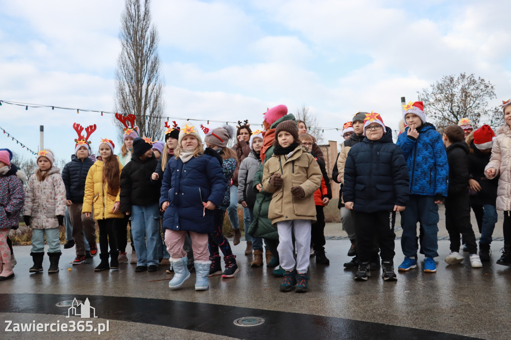 Fotorelacja: Wspólne kolędowanie uczniów i przedszkolaków w Zawierciu