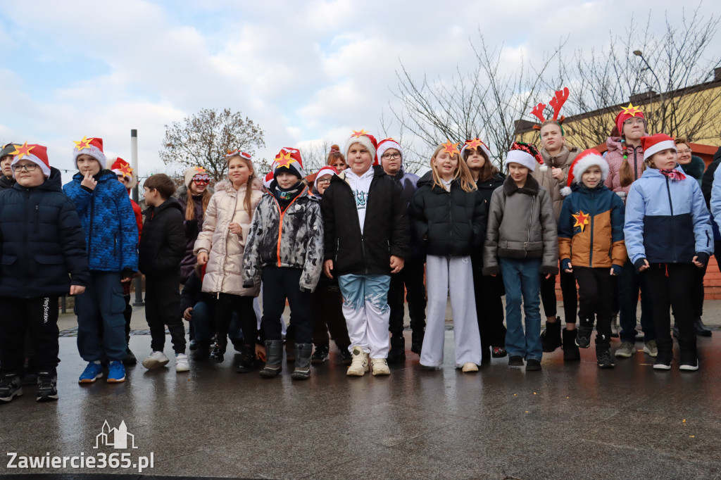 Fotorelacja: Wspólne kolędowanie uczniów i przedszkolaków w Zawierciu