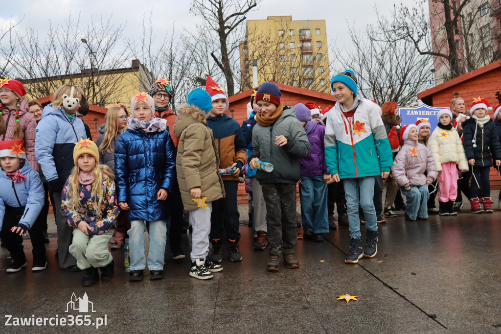 Fotorelacja: Wspólne kolędowanie uczniów i przedszkolaków w Zawierciu