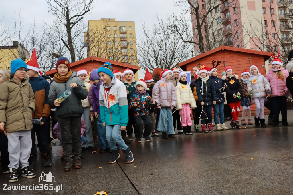 Fotorelacja: Wspólne kolędowanie uczniów i przedszkolaków w Zawierciu