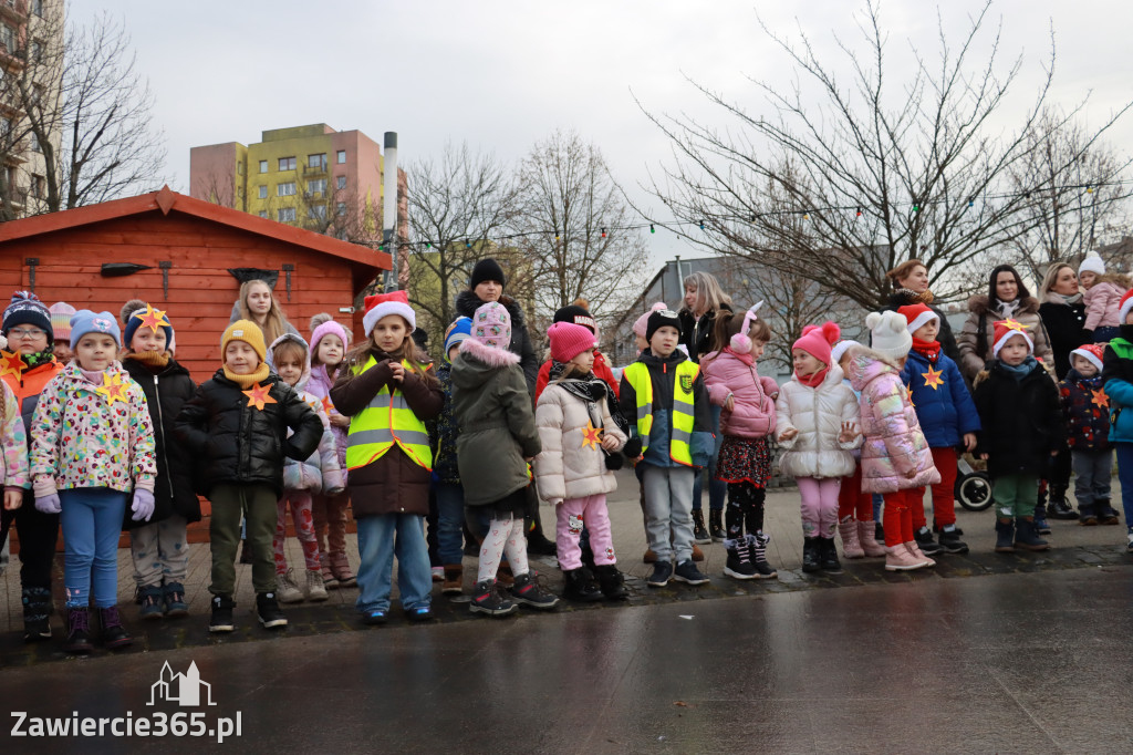 Fotorelacja: Wspólne kolędowanie uczniów i przedszkolaków w Zawierciu