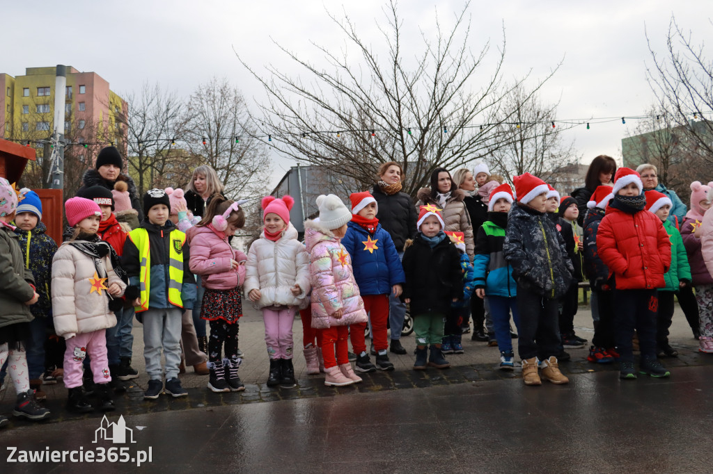 Fotorelacja: Wspólne kolędowanie uczniów i przedszkolaków w Zawierciu