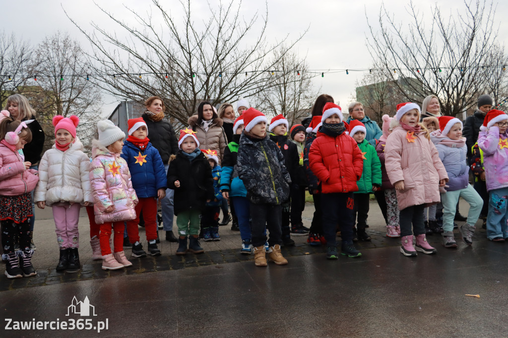 Fotorelacja: Wspólne kolędowanie uczniów i przedszkolaków w Zawierciu