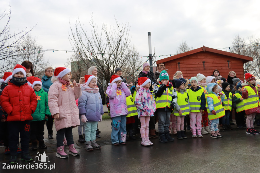 Fotorelacja: Wspólne kolędowanie uczniów i przedszkolaków w Zawierciu