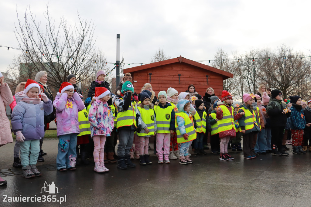 Fotorelacja: Wspólne kolędowanie uczniów i przedszkolaków w Zawierciu