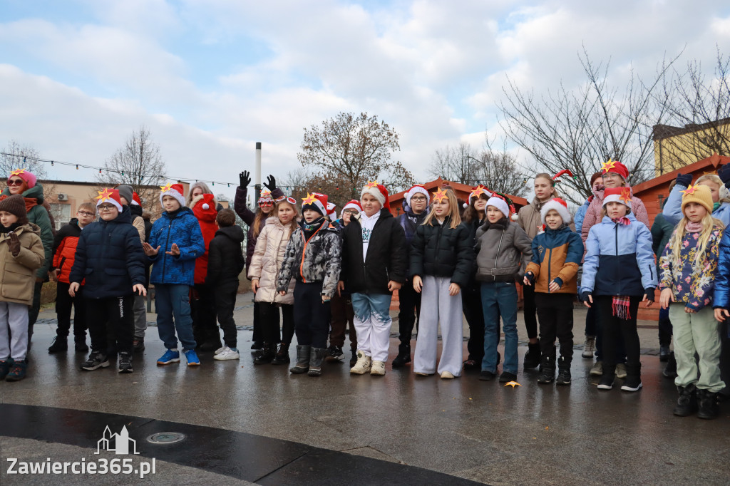 Fotorelacja: Wspólne kolędowanie uczniów i przedszkolaków w Zawierciu