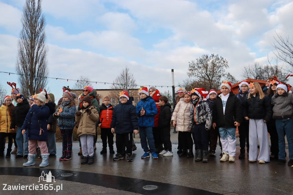 Fotorelacja: Wspólne kolędowanie uczniów i przedszkolaków w Zawierciu