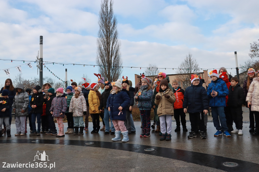 Fotorelacja: Wspólne kolędowanie uczniów i przedszkolaków w Zawierciu