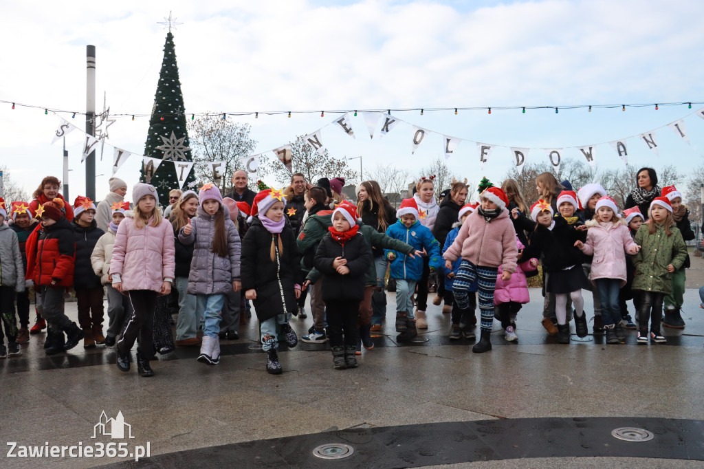 Fotorelacja: Wspólne kolędowanie uczniów i przedszkolaków w Zawierciu