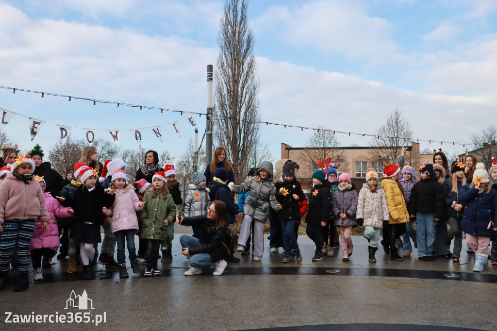 Fotorelacja: Wspólne kolędowanie uczniów i przedszkolaków w Zawierciu