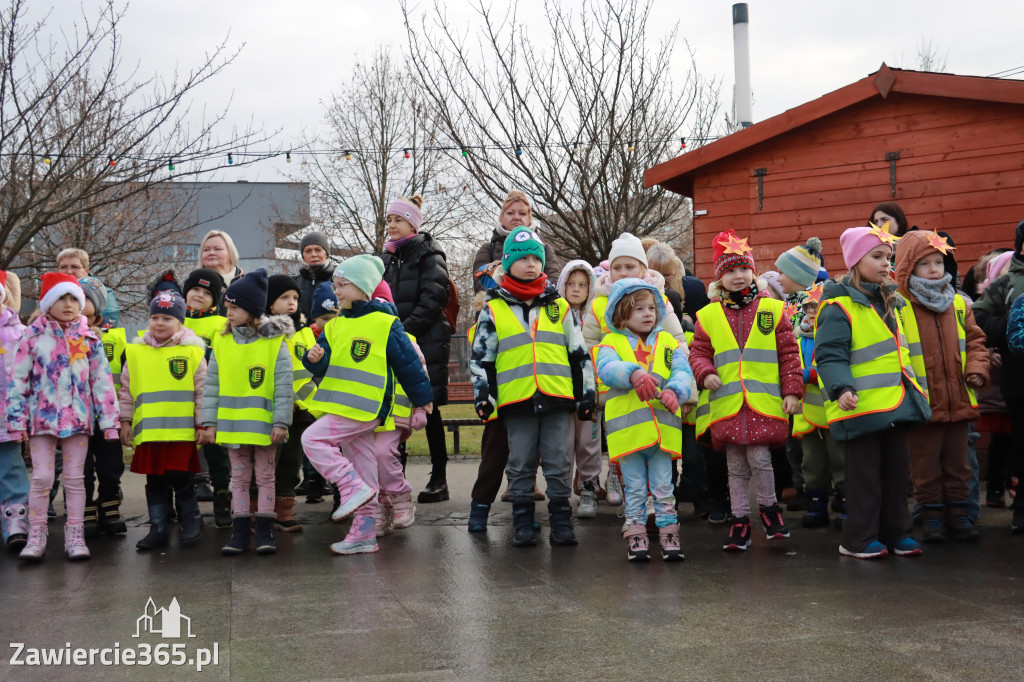 Fotorelacja: Wspólne kolędowanie uczniów i przedszkolaków w Zawierciu