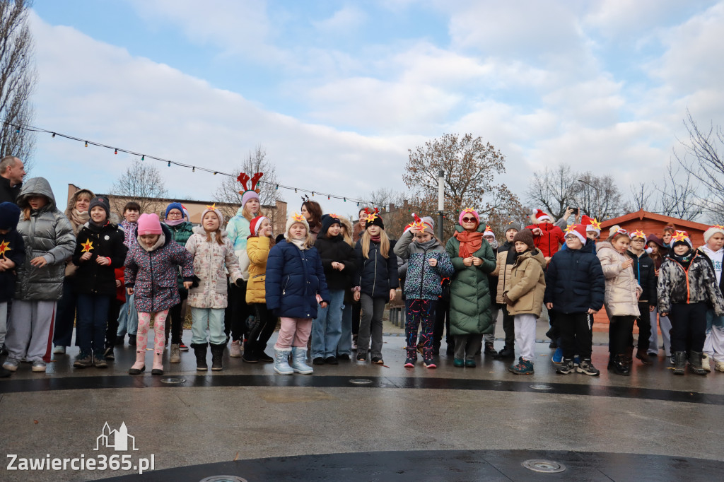 Fotorelacja: Wspólne kolędowanie uczniów i przedszkolaków w Zawierciu