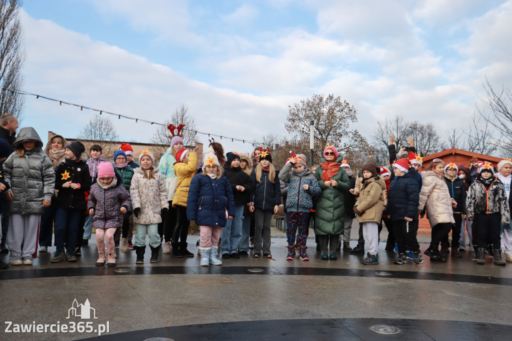 Fotorelacja: Wspólne kolędowanie uczniów i przedszkolaków w Zawierciu