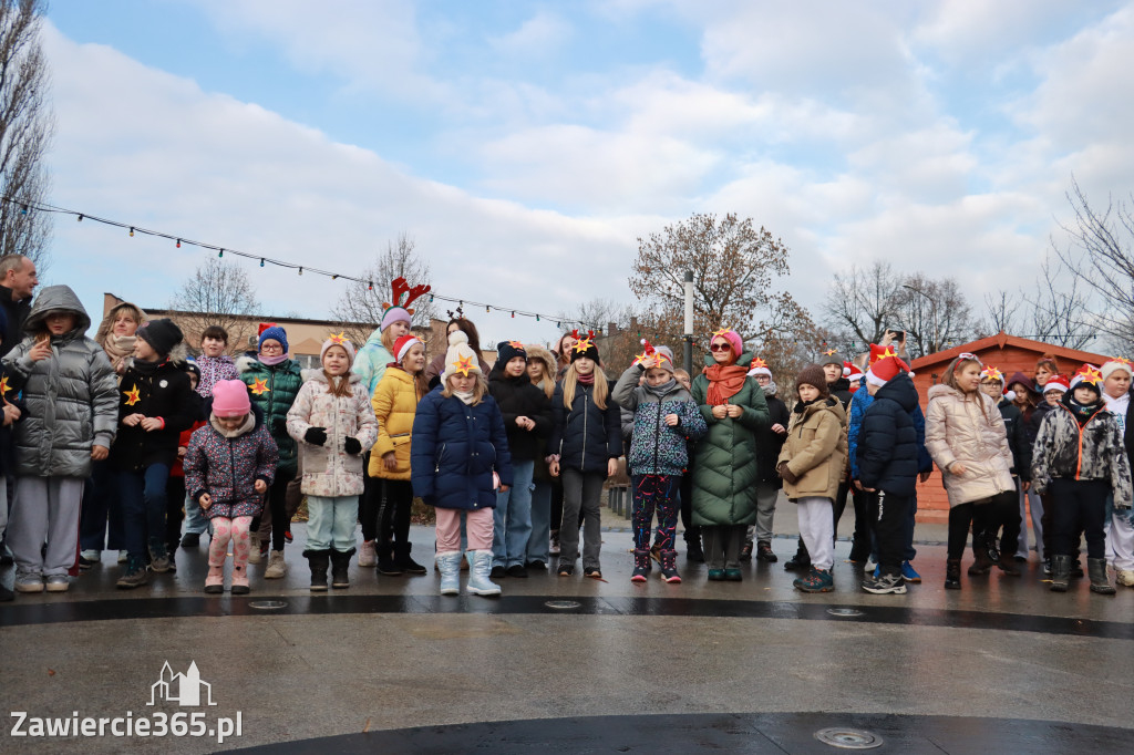 Fotorelacja: Wspólne kolędowanie uczniów i przedszkolaków w Zawierciu
