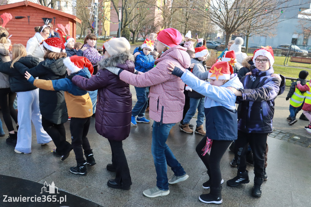 Fotorelacja: Wspólne kolędowanie uczniów i przedszkolaków w Zawierciu