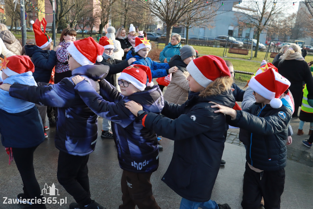 Fotorelacja: Wspólne kolędowanie uczniów i przedszkolaków w Zawierciu