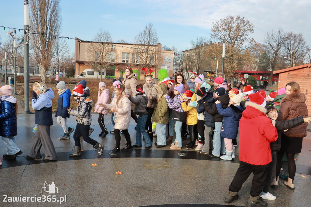 Fotorelacja: Wspólne kolędowanie uczniów i przedszkolaków w Zawierciu