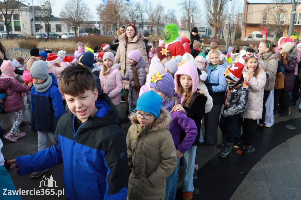 Fotorelacja: Wspólne kolędowanie uczniów i przedszkolaków w Zawierciu
