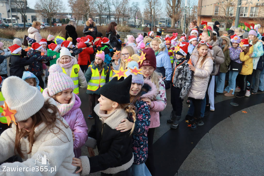 Fotorelacja: Wspólne kolędowanie uczniów i przedszkolaków w Zawierciu