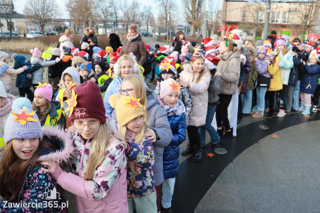 Fotorelacja: Wspólne kolędowanie uczniów i przedszkolaków w Zawierciu