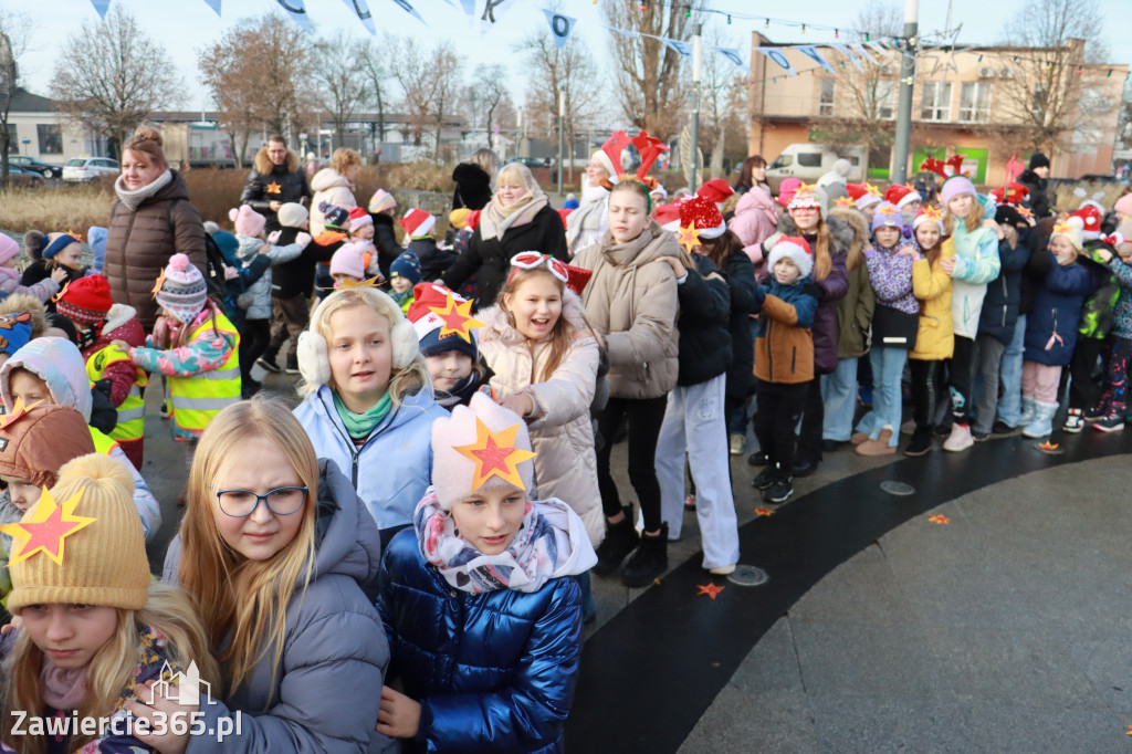 Fotorelacja: Wspólne kolędowanie uczniów i przedszkolaków w Zawierciu