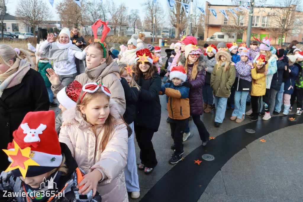 Fotorelacja: Wspólne kolędowanie uczniów i przedszkolaków w Zawierciu