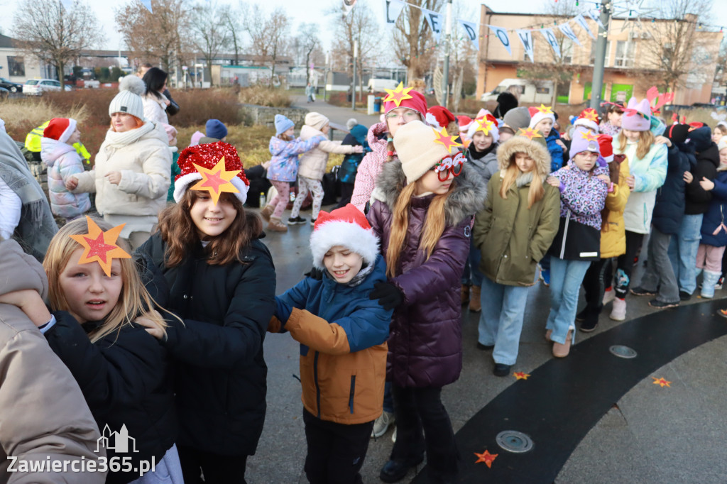 Fotorelacja: Wspólne kolędowanie uczniów i przedszkolaków w Zawierciu