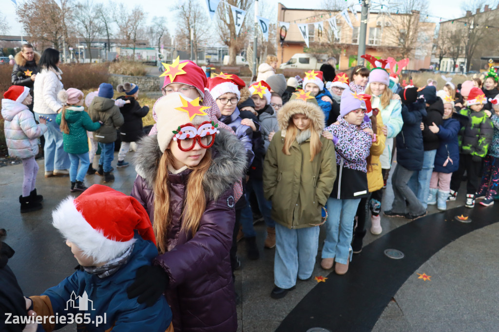 Fotorelacja: Wspólne kolędowanie uczniów i przedszkolaków w Zawierciu