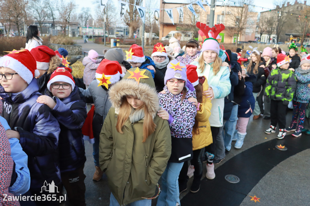 Fotorelacja: Wspólne kolędowanie uczniów i przedszkolaków w Zawierciu
