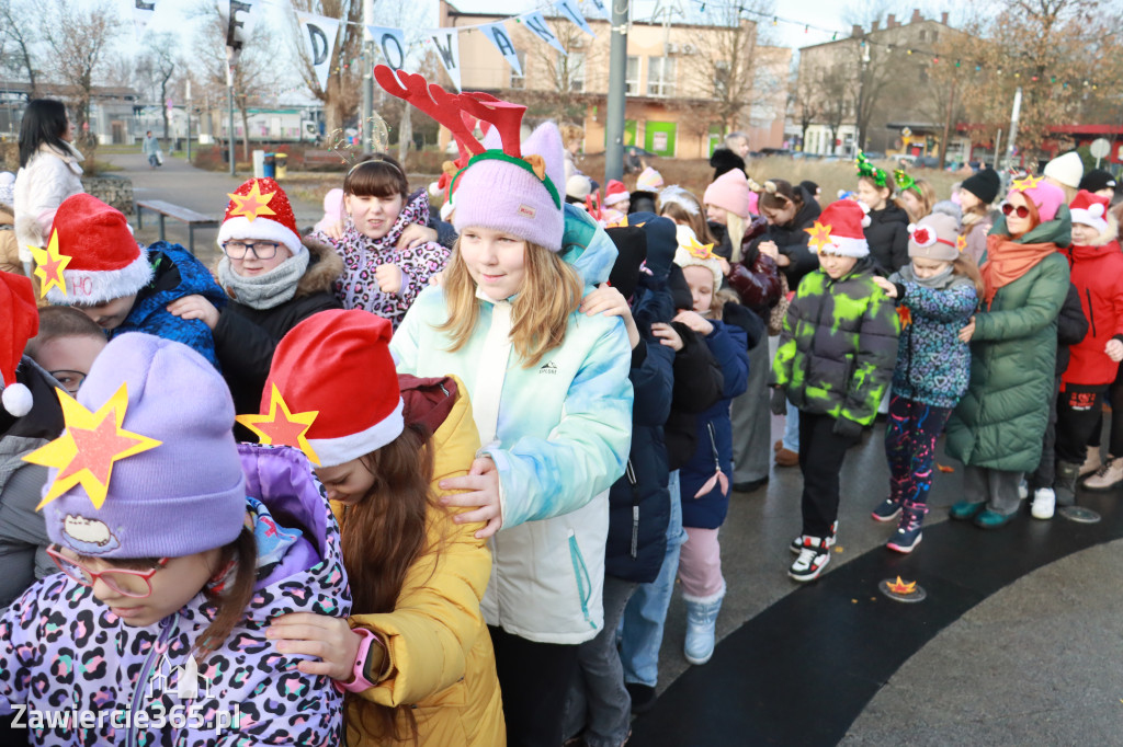 Fotorelacja: Wspólne kolędowanie uczniów i przedszkolaków w Zawierciu