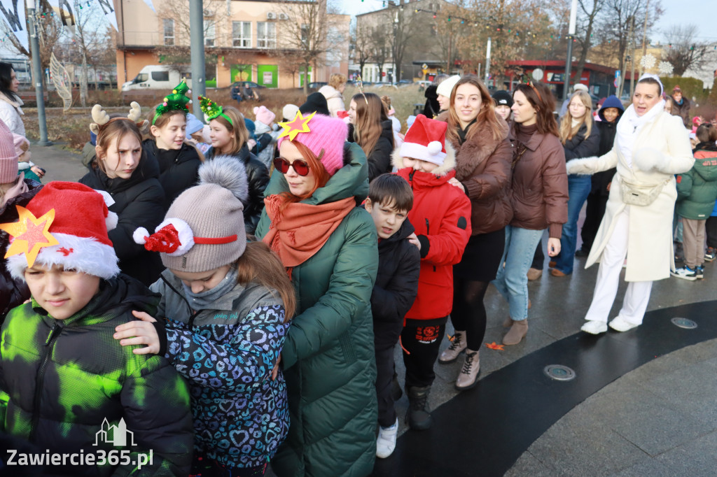 Fotorelacja: Wspólne kolędowanie uczniów i przedszkolaków w Zawierciu