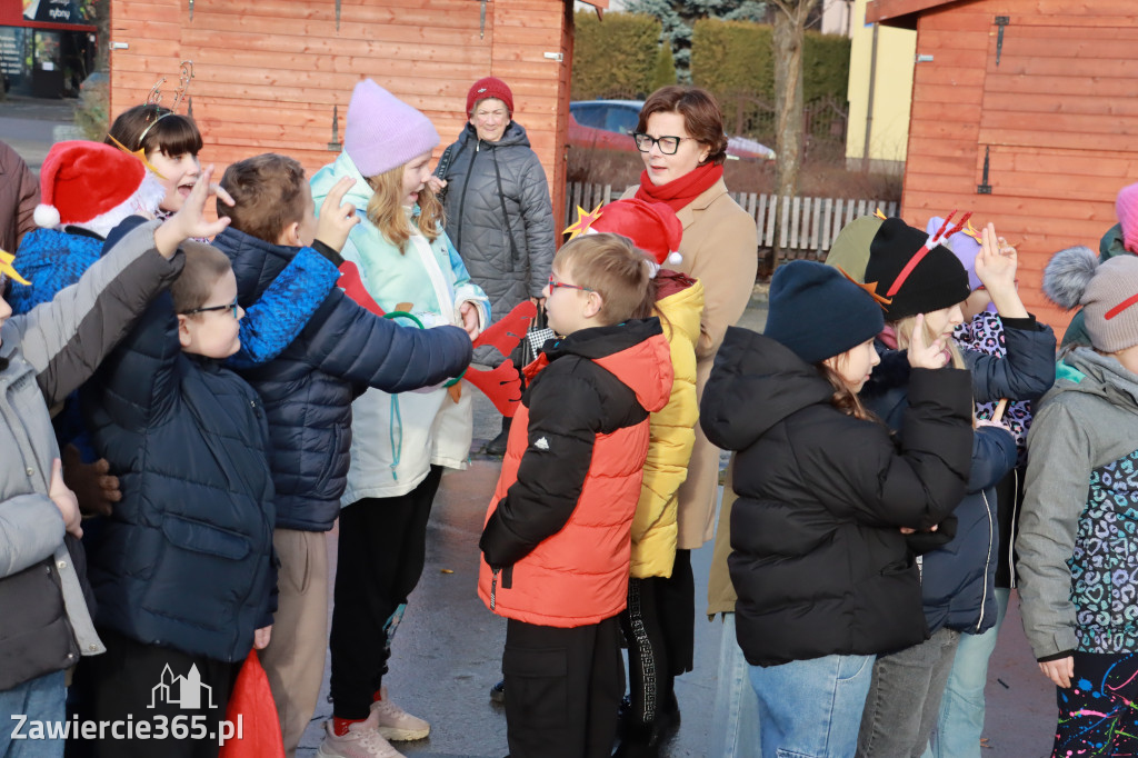 Fotorelacja: Wspólne kolędowanie uczniów i przedszkolaków w Zawierciu