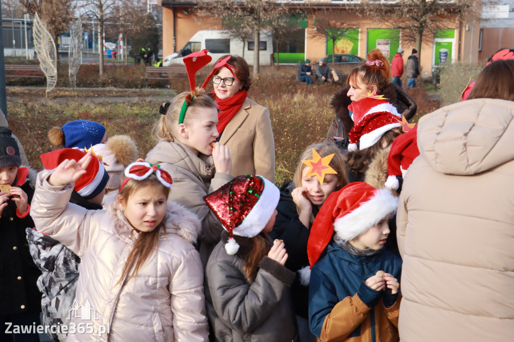 Fotorelacja: Wspólne kolędowanie uczniów i przedszkolaków w Zawierciu