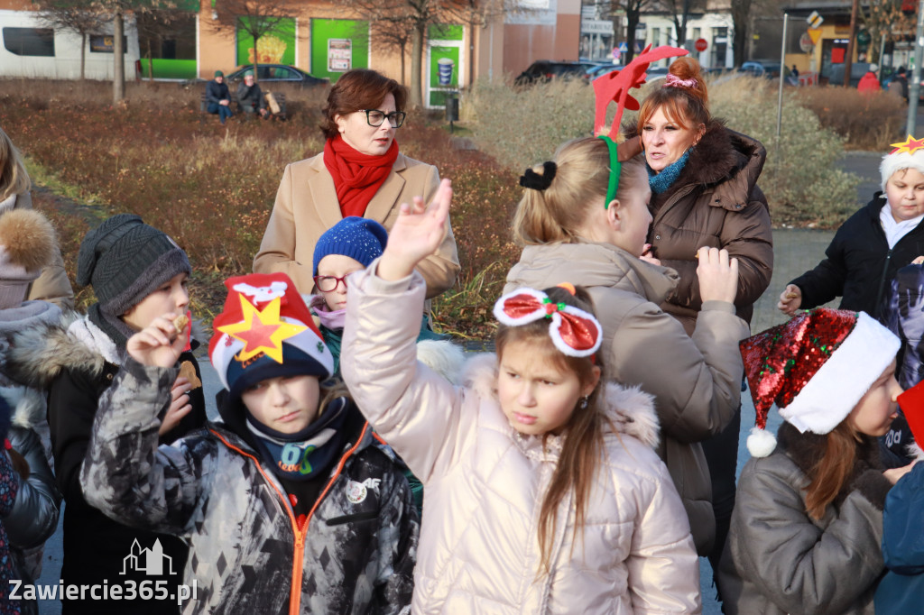 Fotorelacja: Wspólne kolędowanie uczniów i przedszkolaków w Zawierciu