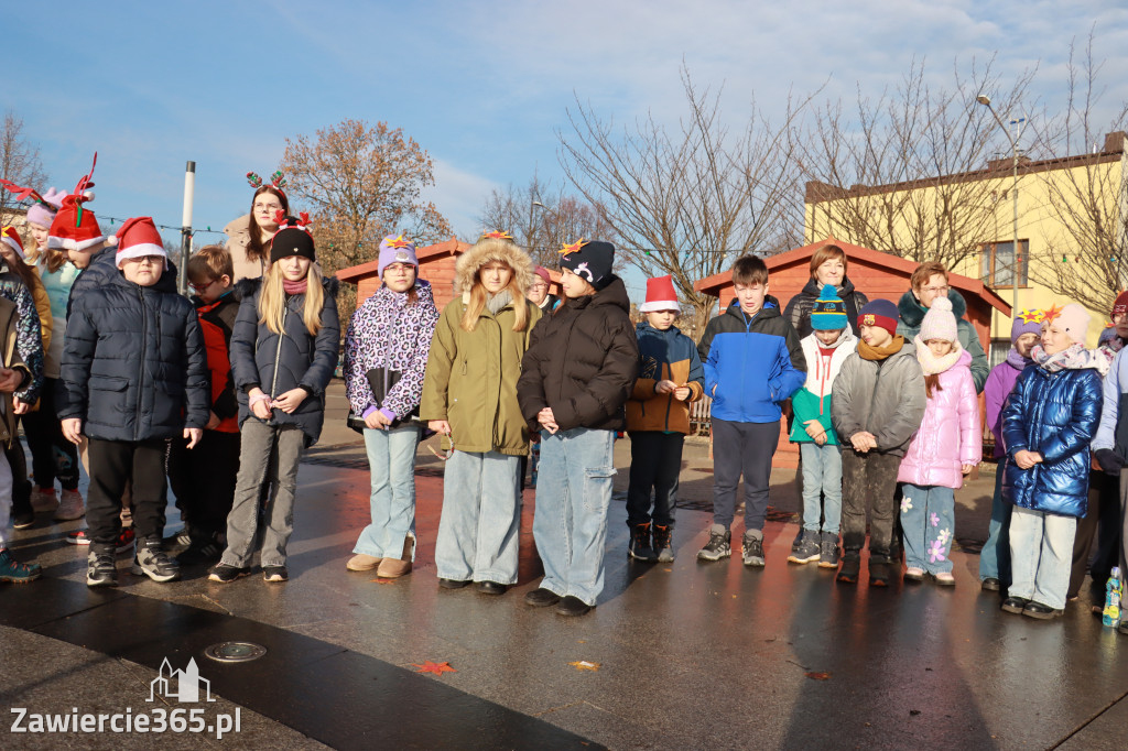 Fotorelacja: Wspólne kolędowanie uczniów i przedszkolaków w Zawierciu