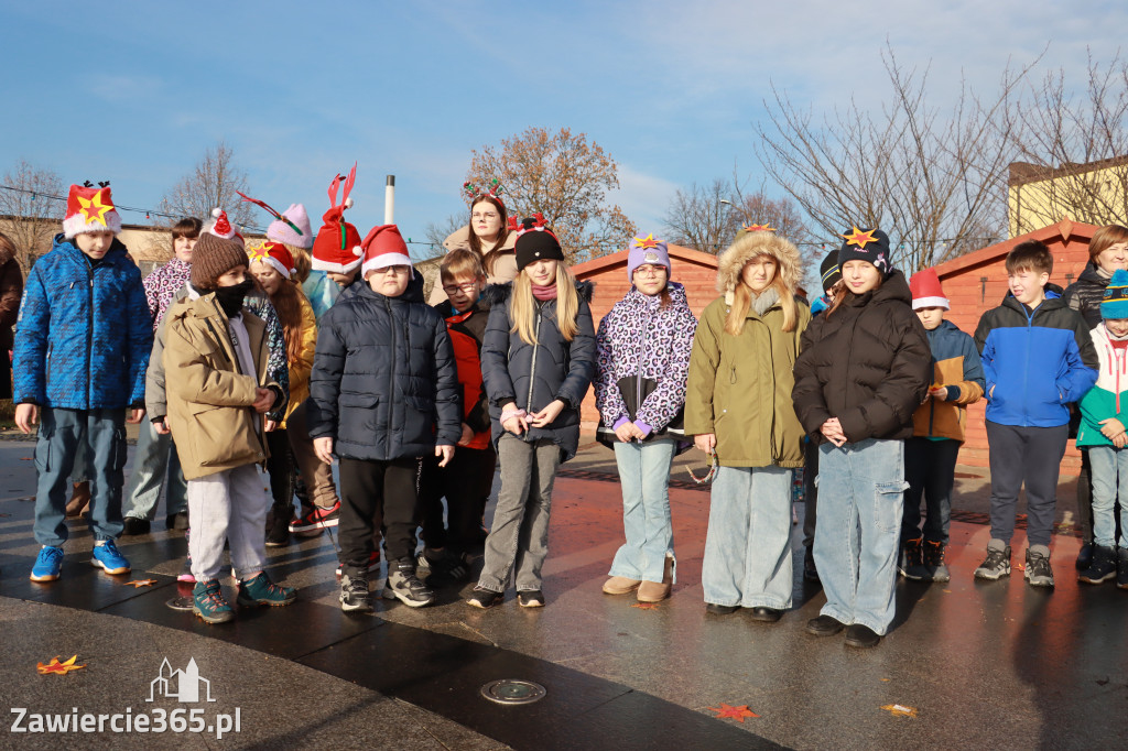 Fotorelacja: Wspólne kolędowanie uczniów i przedszkolaków w Zawierciu