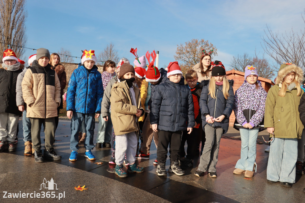 Fotorelacja: Wspólne kolędowanie uczniów i przedszkolaków w Zawierciu