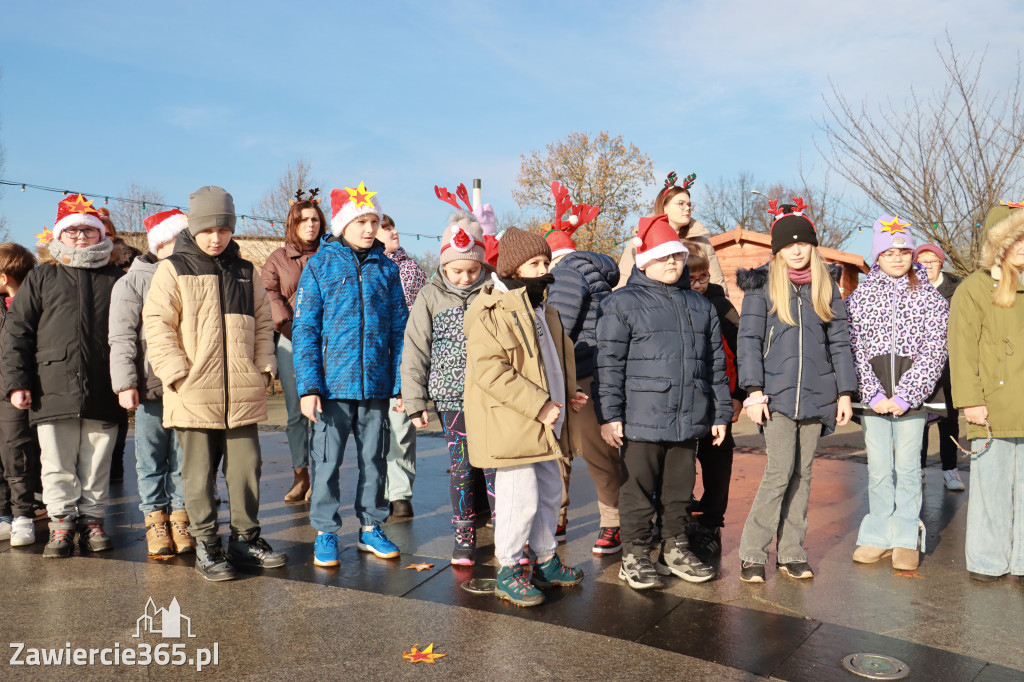Fotorelacja: Wspólne kolędowanie uczniów i przedszkolaków w Zawierciu