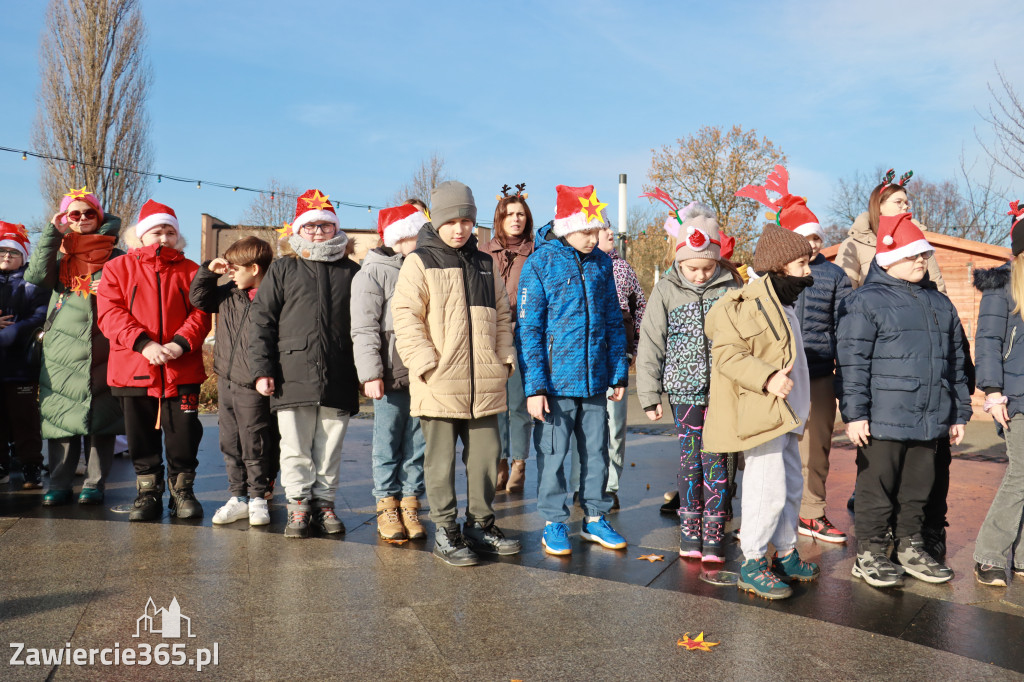 Fotorelacja: Wspólne kolędowanie uczniów i przedszkolaków w Zawierciu