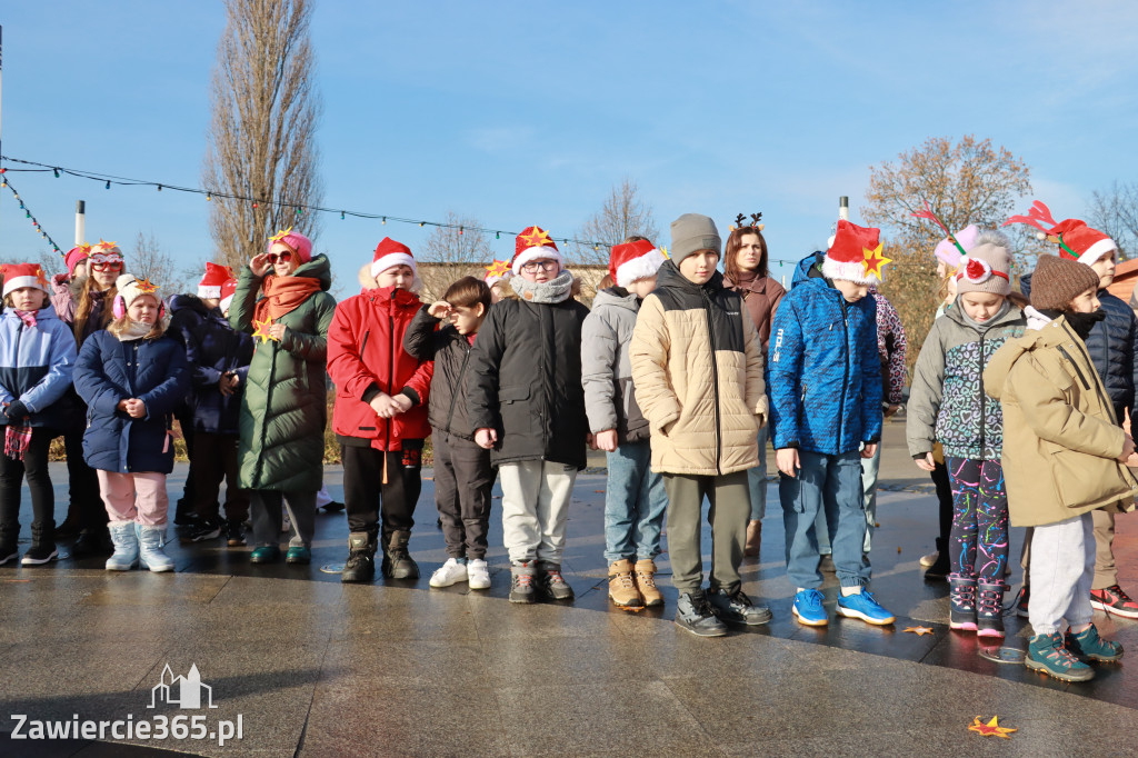 Fotorelacja: Wspólne kolędowanie uczniów i przedszkolaków w Zawierciu