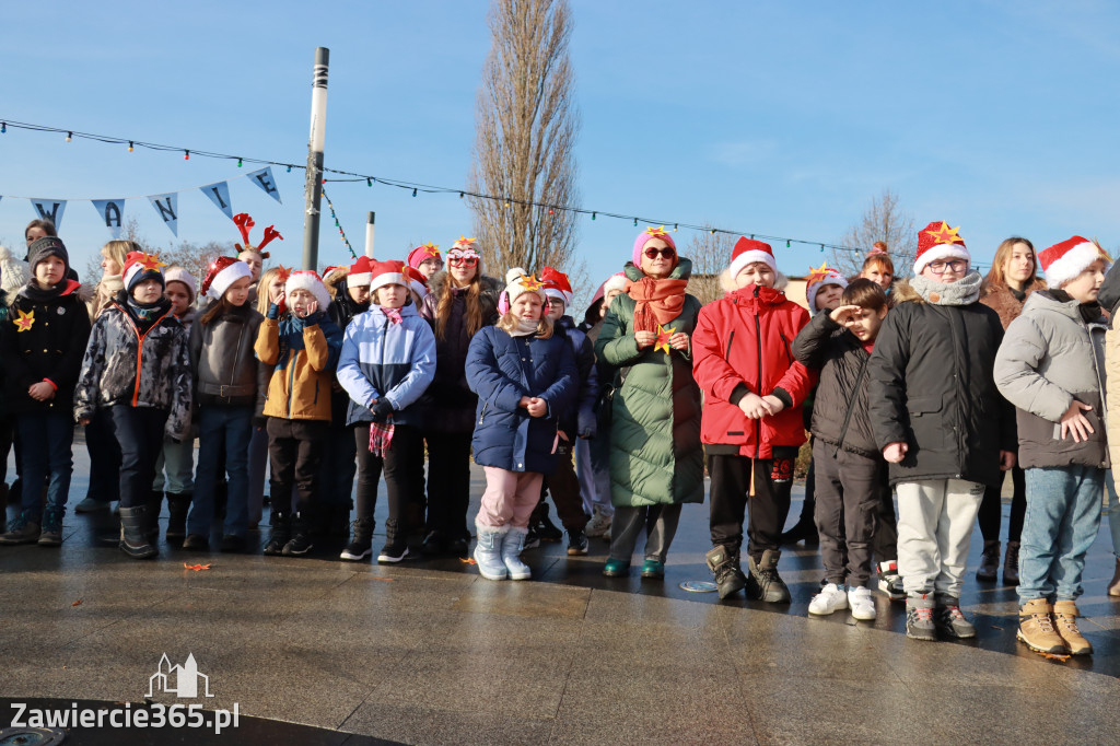 Fotorelacja: Wspólne kolędowanie uczniów i przedszkolaków w Zawierciu