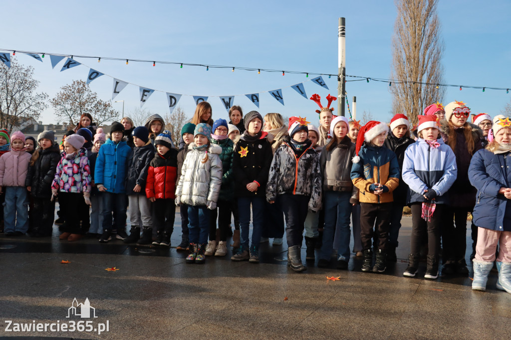 Fotorelacja: Wspólne kolędowanie uczniów i przedszkolaków w Zawierciu