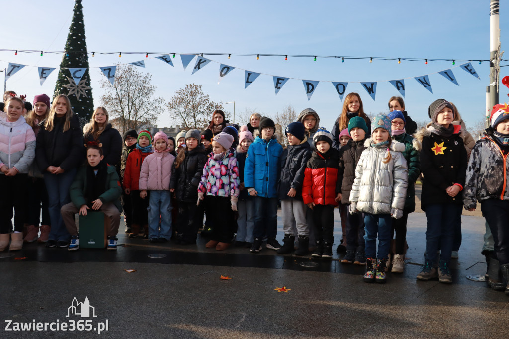 Fotorelacja: Wspólne kolędowanie uczniów i przedszkolaków w Zawierciu
