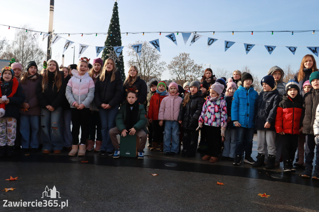 Fotorelacja: Wspólne kolędowanie uczniów i przedszkolaków w Zawierciu