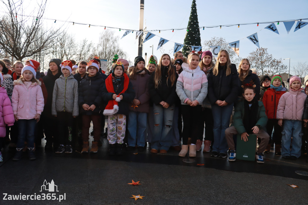 Fotorelacja: Wspólne kolędowanie uczniów i przedszkolaków w Zawierciu
