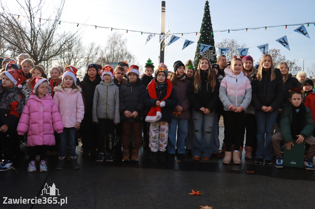 Fotorelacja: Wspólne kolędowanie uczniów i przedszkolaków w Zawierciu